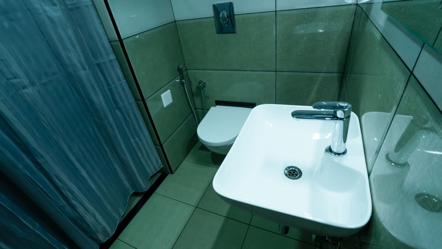 Bathroom 4, Carmel Top Resort, Idukki