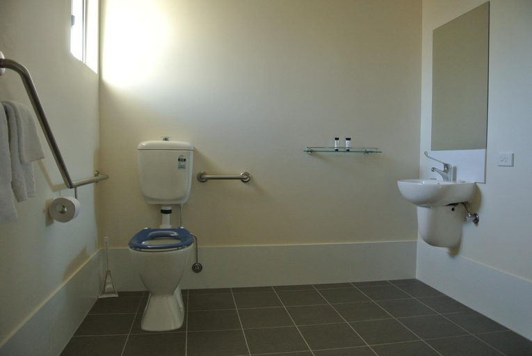 Bathroom 3, Dooley's Tavern & Motel Springsure, Bauhinia