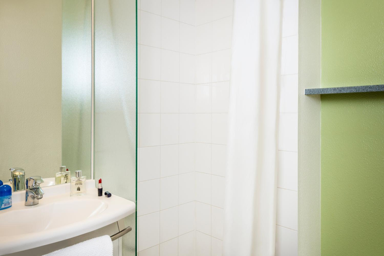 Bathroom, ibis budget Versailles Chateau Saint-Cyr, Yvelines