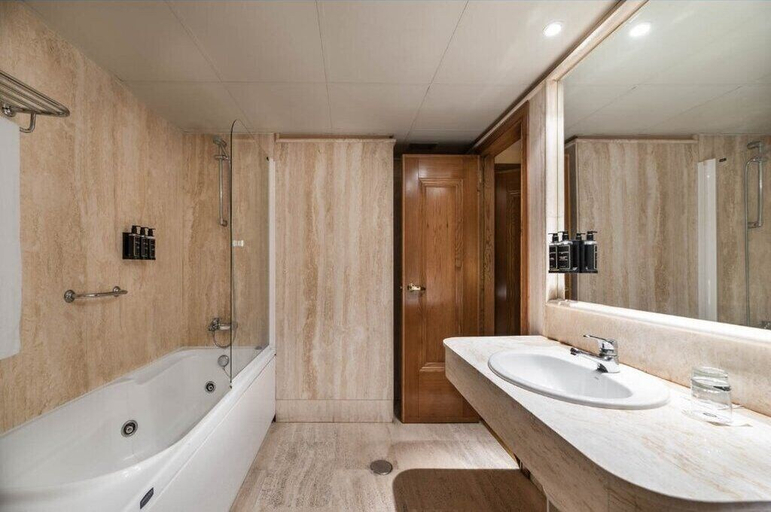 Bathroom 4, Exe Astur Plaza, León