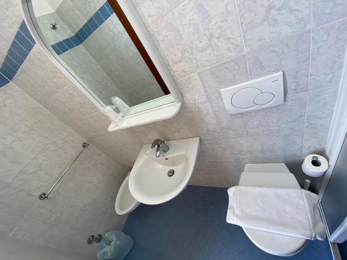 Bathroom 5, Hotel Nanni Garni, Rimini