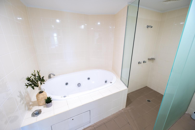 Bathroom 4, Pavillions on 1770, Miriam Vale