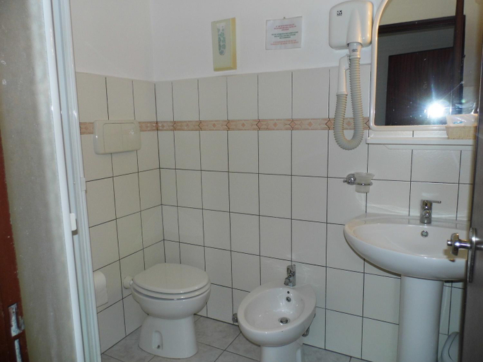 Bathroom 2, Lina Hotel, Sassari