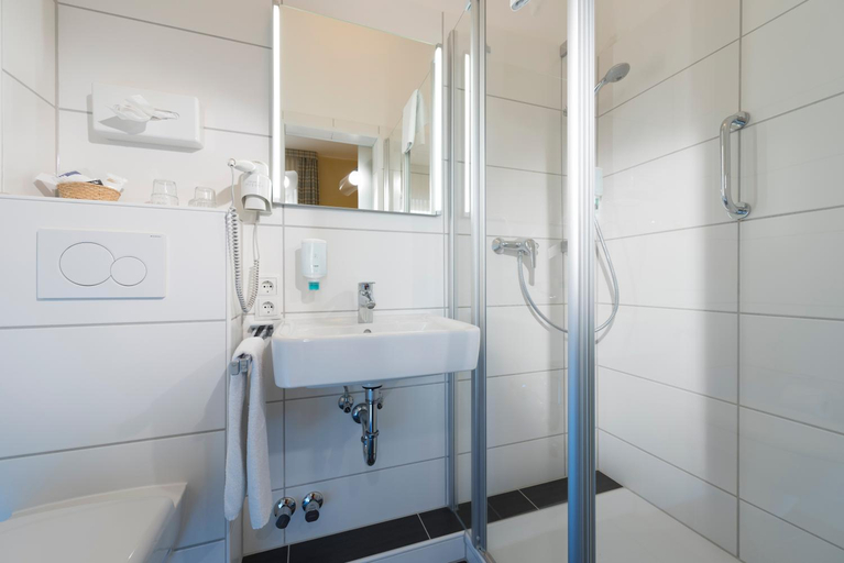 Bathroom 2, Atlantic Hotel Garni, Friesland
