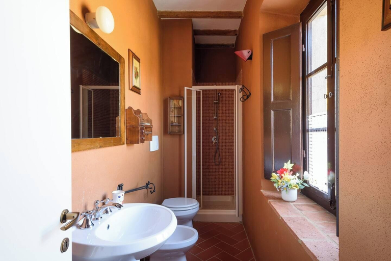 Bathroom 3, Villa Mille Primavere, Siena