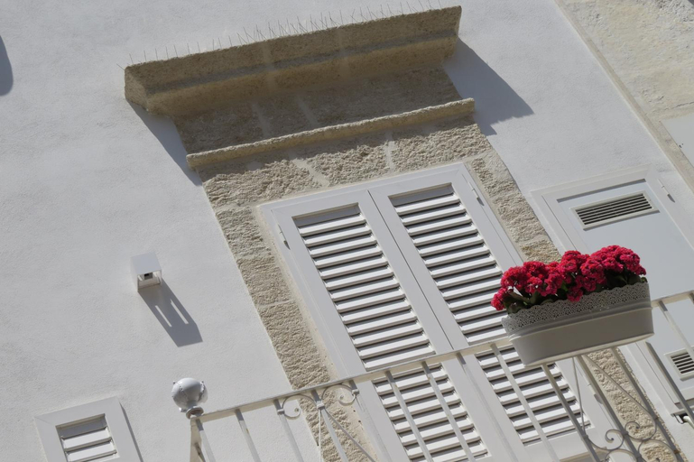 Others 2, Sirene, Bari