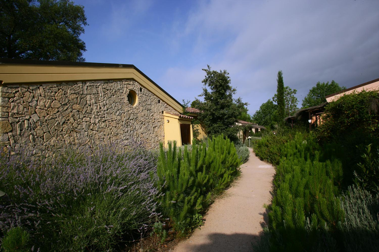 Exterior 13