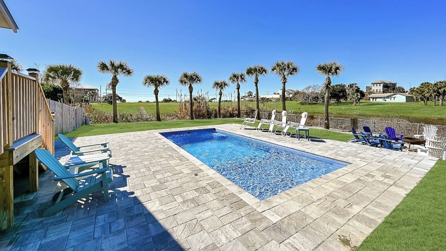 Sport & Beauty 5, Dog Friendly + Private Pool; 0.1 Miles to the Beach!, Bay
