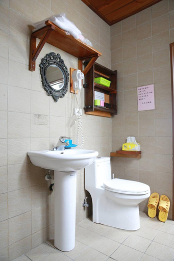 Bathroom 3, 九份山海灣民宿 I 近老街 l 海景檜木房, New Taipei City