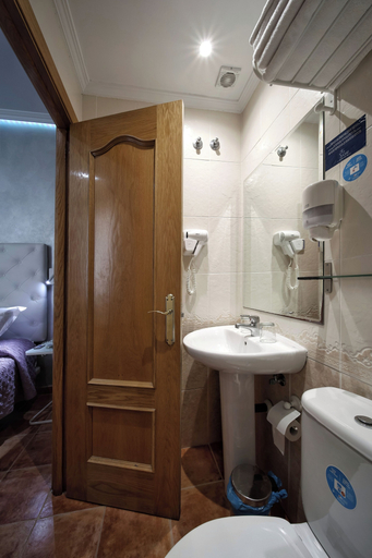 Bathroom 3, Hostal Las Fuentes - Adults Only, Madrid