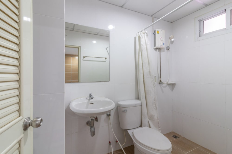 Bathroom 5, Collection O Siam Privi Hotel, Huai Kwang