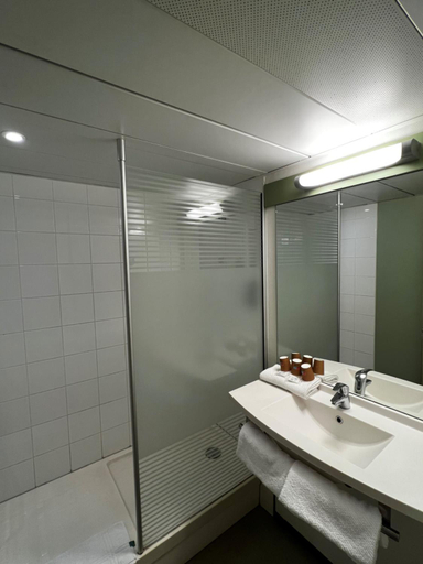 Bathroom 4, Ibis Budget Marseille Est Saint-Menet La Valentine, Bouches-du-Rhône