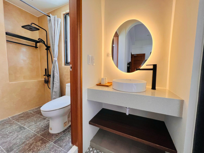 Bathroom 4, Big Nose Inn Guest House, Pingtung