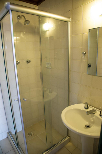 Bathroom 3, Jardim da Marambaia, Rio de Janeiro