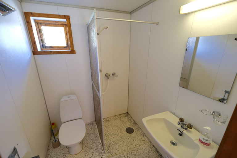 Bathroom 5, Stamsund Hostel, Vestvågøy