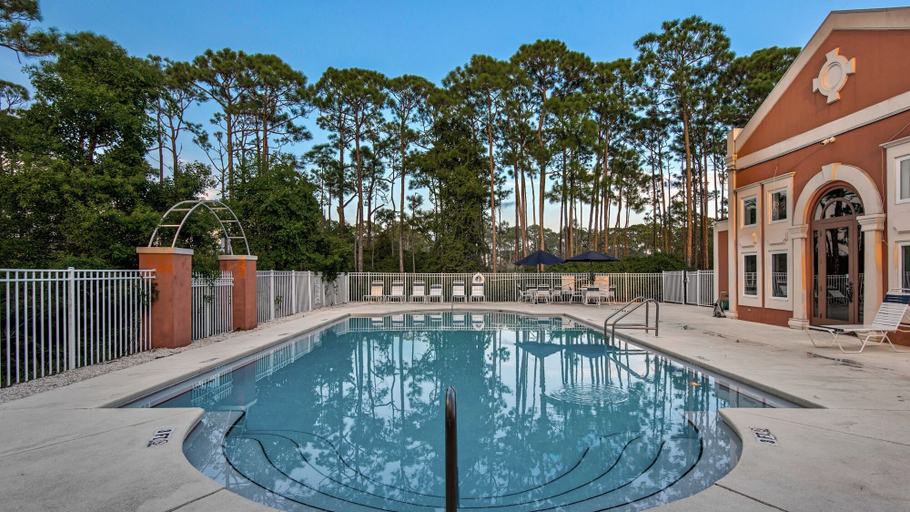Sport & Beauty 4, Spacious Home, Private Backyard, and Community Pool, Walton