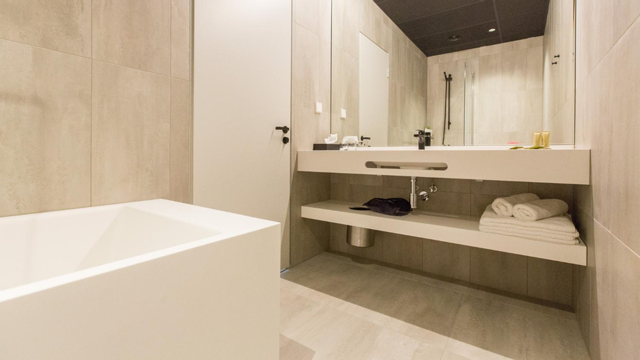 Bathroom 18