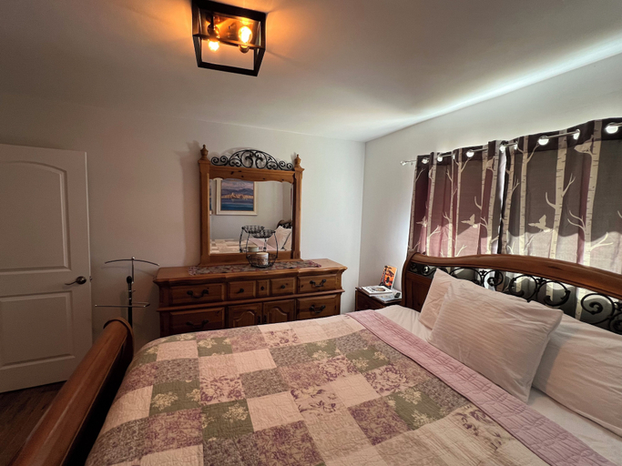 Bedroom 2, Hummingbird Mountain Cottage, Kern