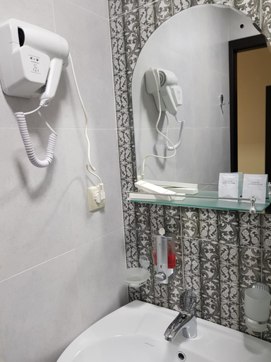 Bathroom 3, Garden Hotel, Pool & Park & Cottages, Tskaltubo