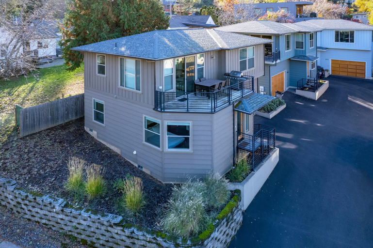 Exterior 2, Bluff View 3 Bedroom Home by RedAwning, Hood River