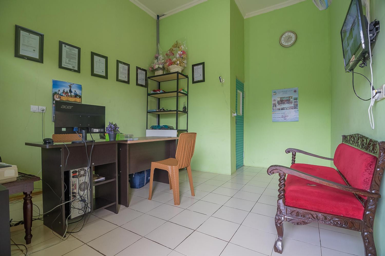 Public Area, RedDoorz near Kampus UMP Purwokerto, Banyumas
