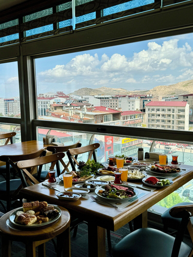 Food & Drinks 4, Grand Hotel Van, Merkez