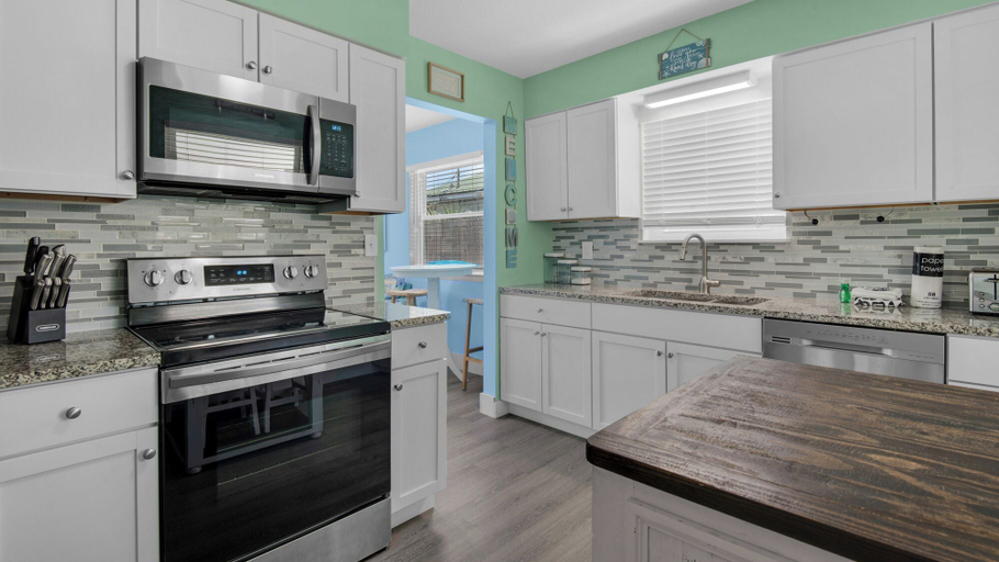 Others 4, Beachy, Modern & Updated, 3 Minutes to Beach + Boat Parking, Bay