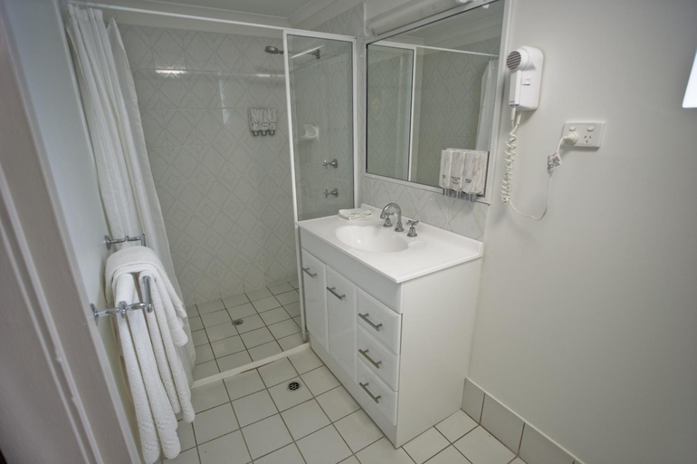 Bathroom 4, Centrepoint Motor Inn, Rockhampton