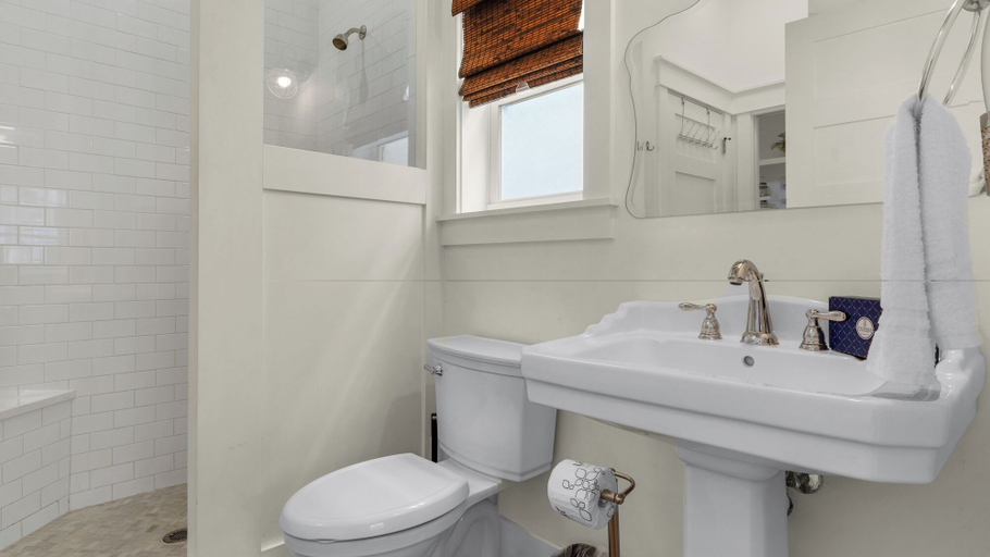 Bathroom 3, Bee/zhoo Small & Elegant, Walton