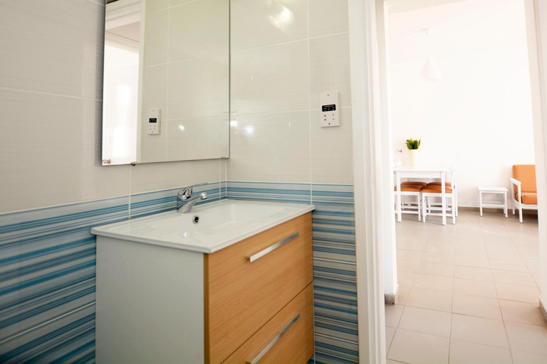 Bathroom 2, Lantiana Napa Aparthotel