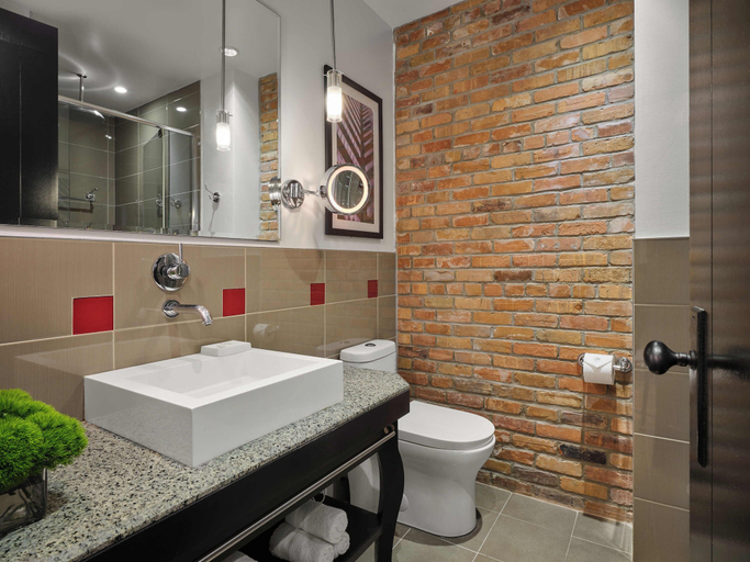 Bathroom 4, Hotel Place d'Armes, Montréal