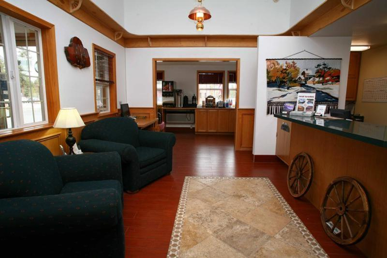 Public Area 2, Sisters Inn And Suites, Deschutes