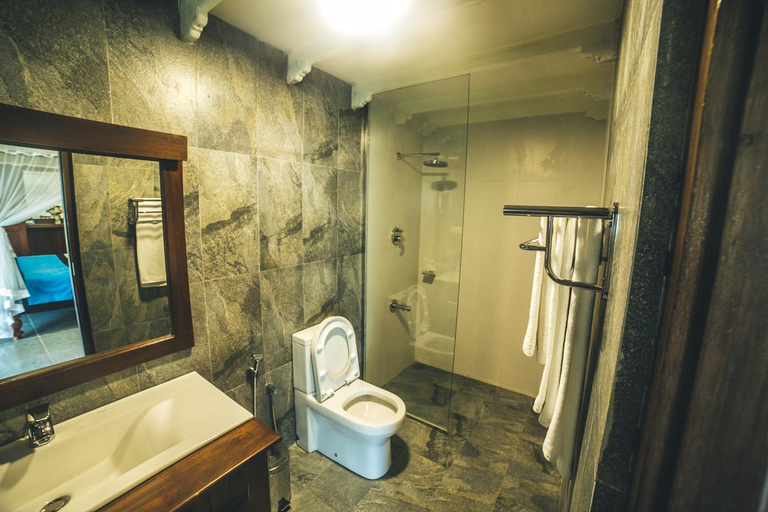 Bathroom 4, Sisikirana Villa, Habaraduwa