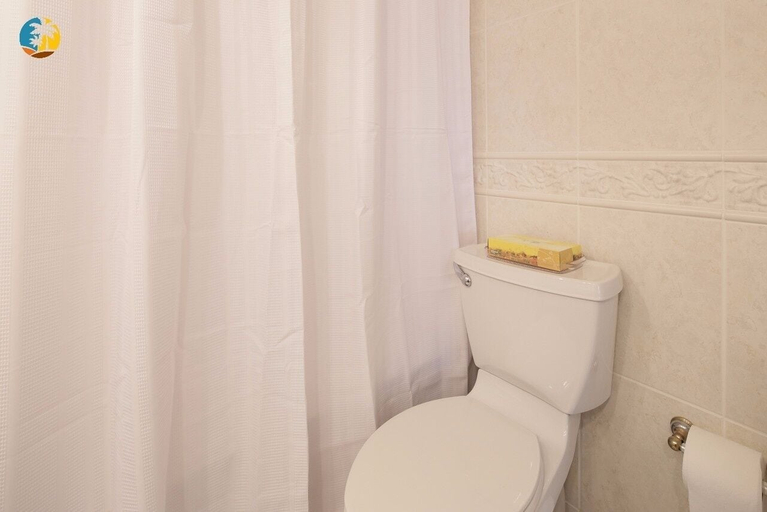 Bathroom 4, Alexander 521 3 Bedroom Apts by RedAwning, Miami-Dade