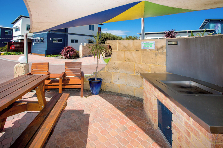 Exterior & Views 30