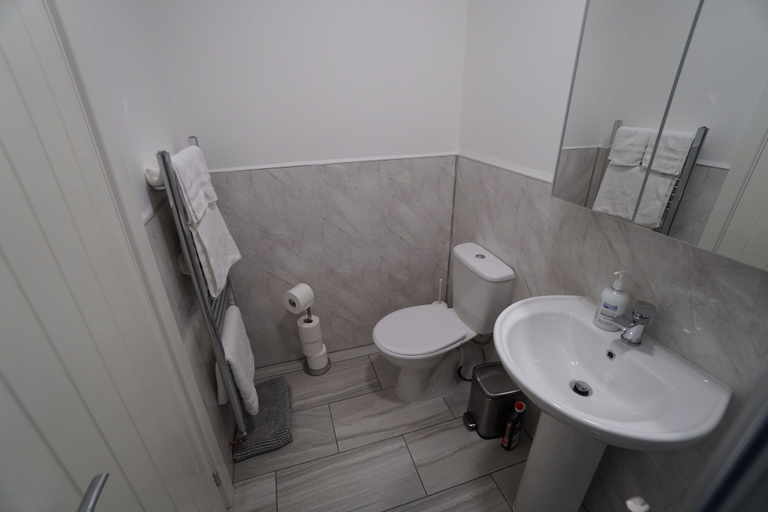 Bathroom 3, Arbourfield Lodge, Derby