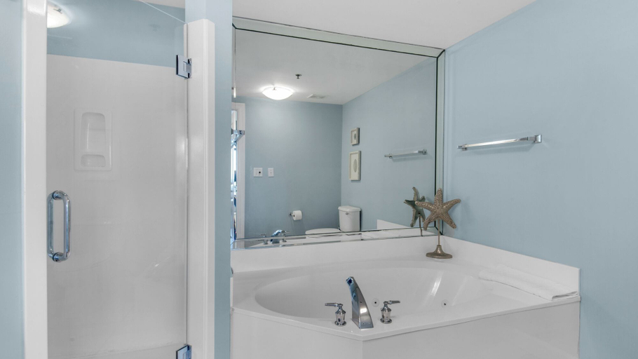 Bathroom 4, Spacious 2BR Condo w/ Partial Gulf Views, Pool, Across the Street From Beach!, Okaloosa