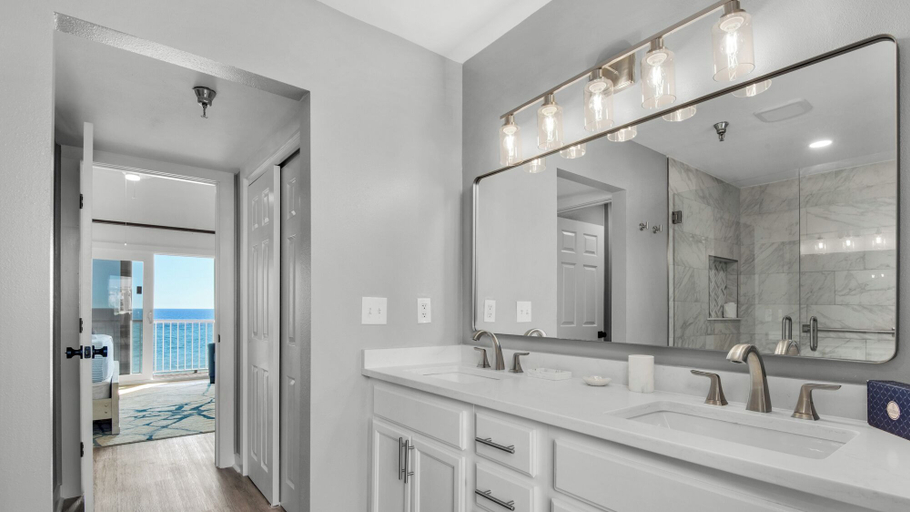 Bathroom 4, Gulf-front in Destin! Community Pool, Minutes to Beach, Okaloosa