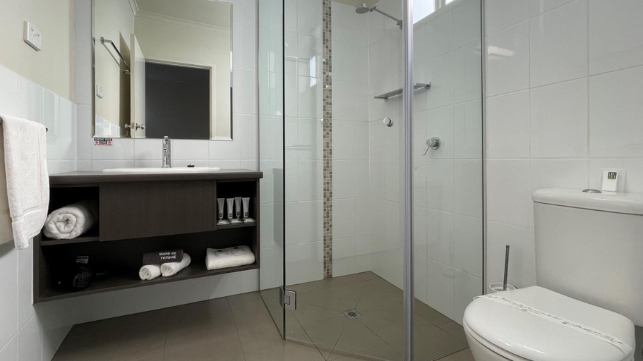 Bathroom 2, Loddon River Motel Kerang, Gannawarra