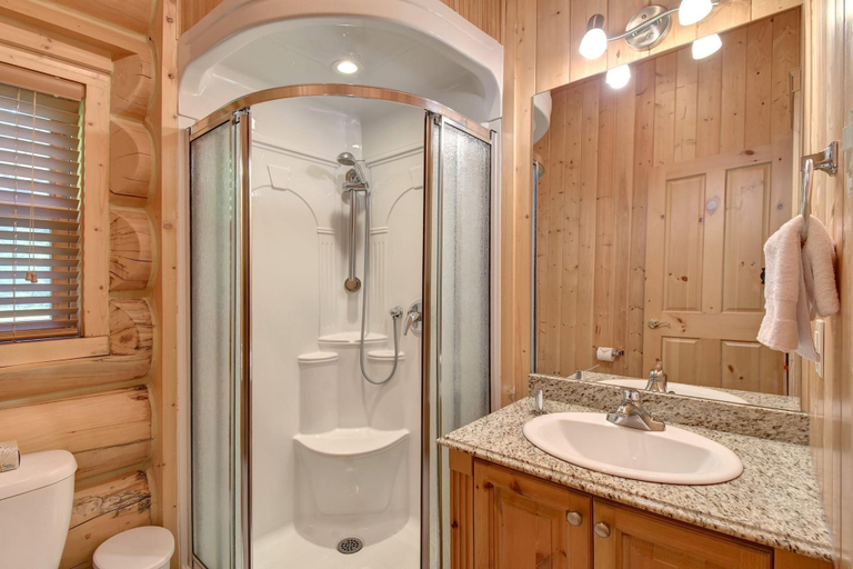 Room 5, Family fun Private Indoor hot tub Citq 234953, Argenteuil