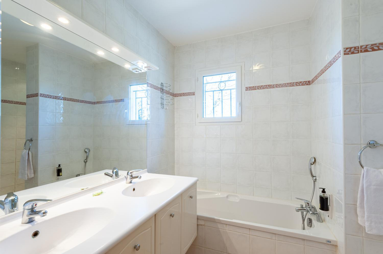 Bathroom 3, Residhotel Golf Grand Avignon, Vaucluse