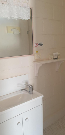 Bathroom 4, Golden Peak Motel, Parkes