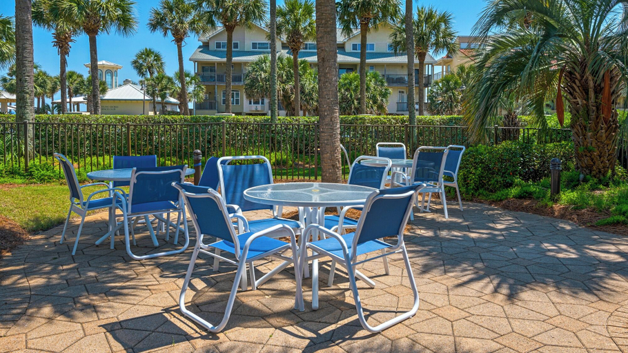 Food & Drinks, Spacious 2BR Condo w/ Partial Gulf Views, Pool, Across the Street From Beach!, Okaloosa