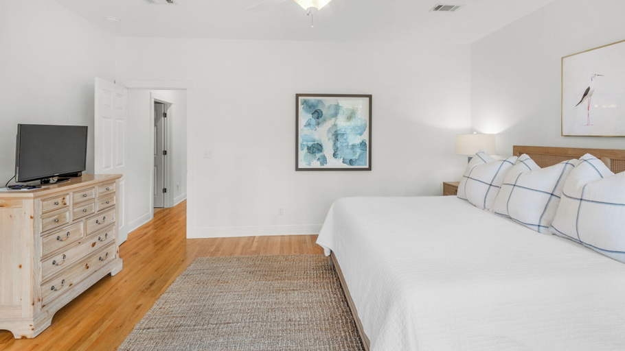 Others 5, Close to the Beach & Close to the Pool, Walton
