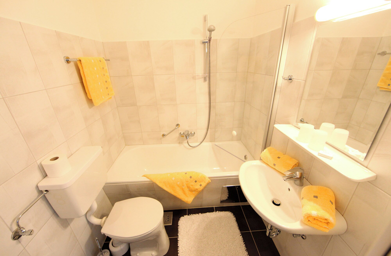 Bathroom 5, Comfort Hotel Garni Landhaus Gitti, Zell am See