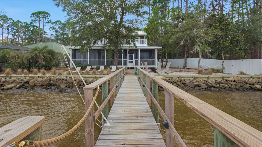 Exterior & Views 2, 3br/3.ba With Dock, Deck/balcony and Fireplace, Walton