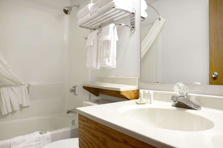 Bathroom 4, Super 8 by Wyndham Eveleth, Saint Louis