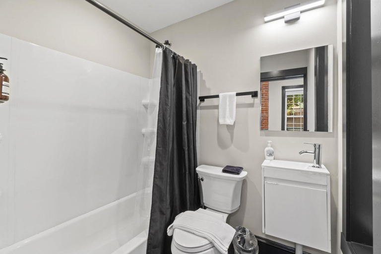 Room 5, Historic DC Gem Spacious Rowhouse Private Patio, Washington D.C.