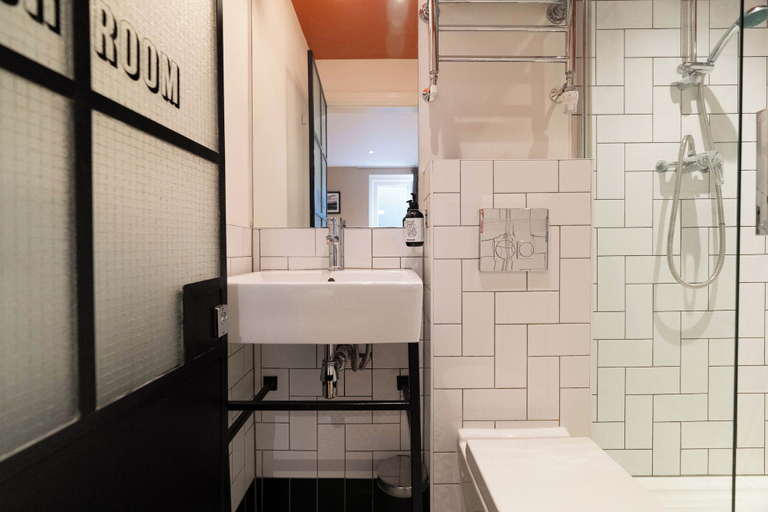 Bathroom 3, Room2 London Hammersmith Townhouse, London