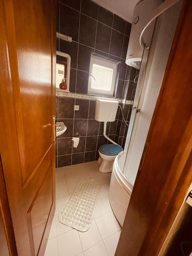 Bathroom 3, Mahara Doo